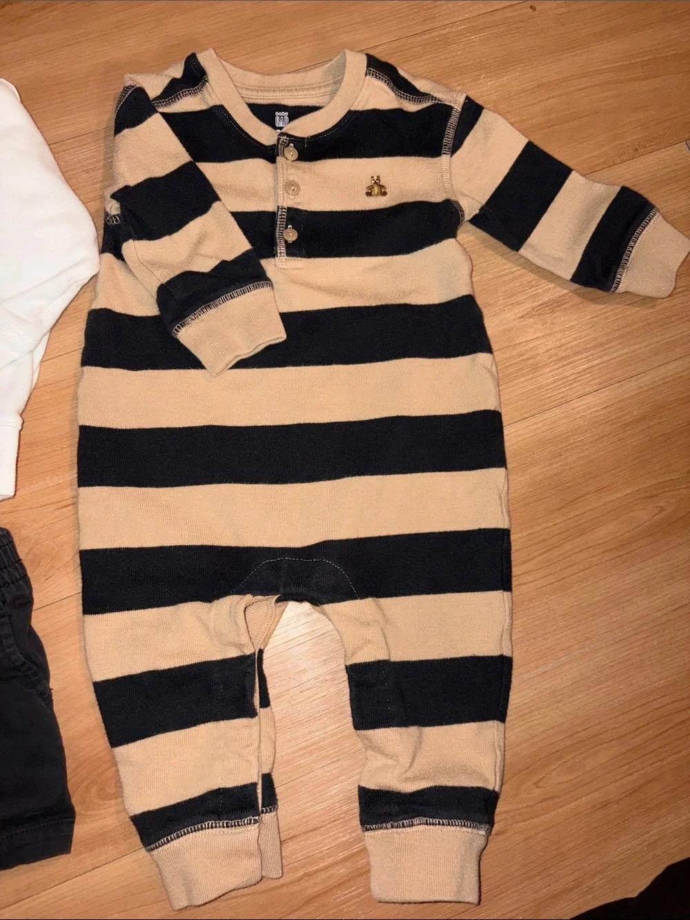 Baby Gap 6-12m outfits